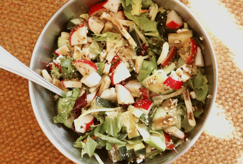 Salade fitness complète radis concombre avocat graines sésame en bol inox - Recette salade sportif riche en nutriments