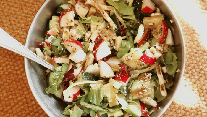 Salade fitness complète radis concombre avocat graines sésame en bol inox - Recette salade sportif riche en nutriments