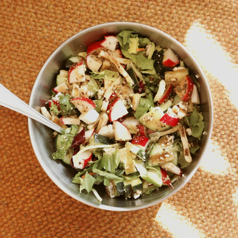 Salade fitness complète radis concombre avocat graines sésame en bol inox - Recette salade sportif riche en nutriments