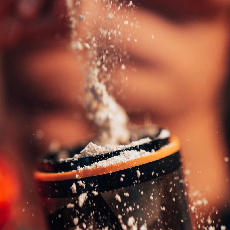 Dosage de poudre de protéines dans un shaker - Score DIAAS qualité des protéines suppléments sportifs