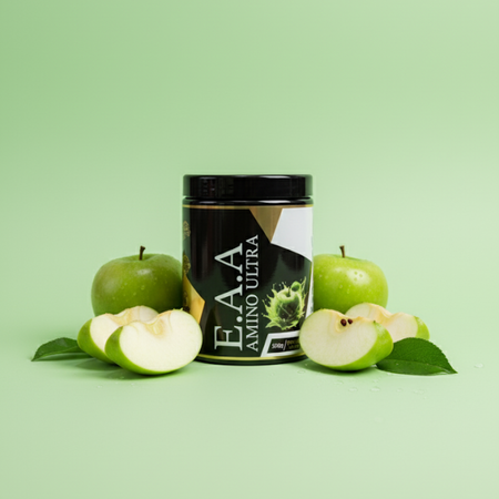 EAA Amino Ultra pomme Ultimate Lab – acides aminés essentiels goût pomme verte, pot 500g entouré de pommes vertes tranchées