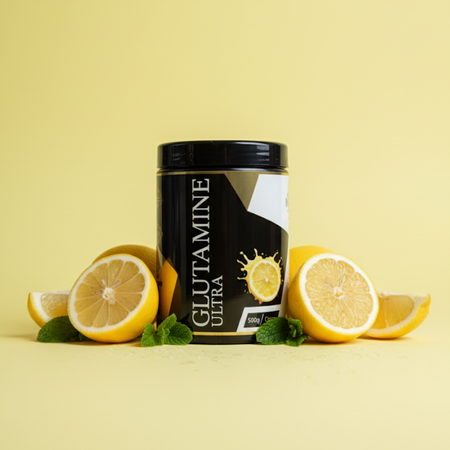 Glutamine Ultra citron Ultimate Lab – complément alimentaire L-glutamine saveur citron, pot 500g entouré de citrons frais