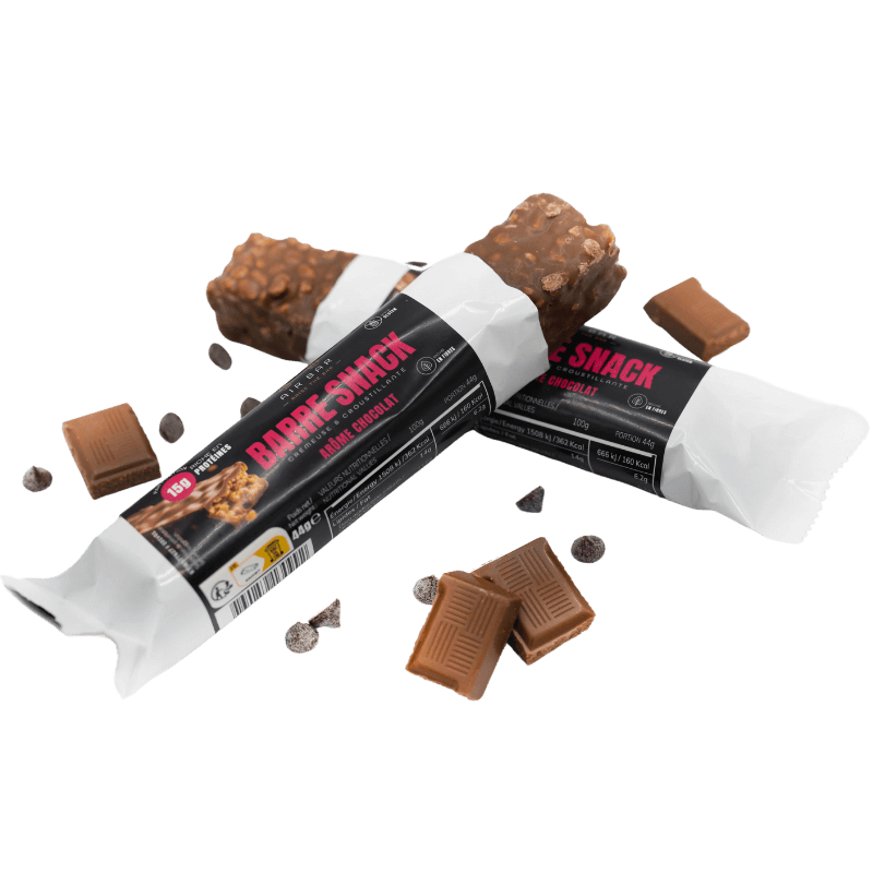 Deux barres protéinées Airbar Snack enrobées de chocolat au lait avec morceaux de chocolat autour et emballage noir et blanc mentionnant 15 g de protéines par barre de 44 g