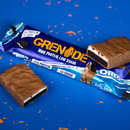 Barre protéinée Grenade High Protein Low Sugar saveur Oreo avec une barre coupée en deux, affichant 21 g de protéines et seulement 1 g de sucre