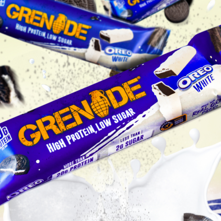 Barre protéinée Grenade Oreo White enrobée de chocolat blanc sur fond lacté, indiquant plus de 20 g de protéines et moins de 2 g de sucre par barre