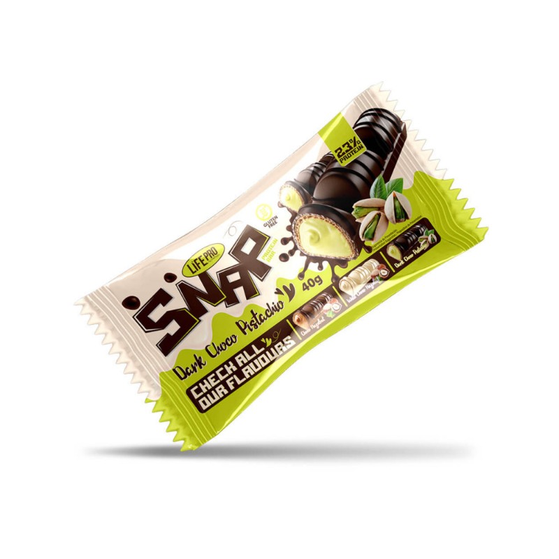 Barre protéinée Life Pro SNAP saveur chocolat noir pistache de 40 g, enrobée de chocolat avec cœur vert pistache mise en avant sur un emballage beige et vert fluo