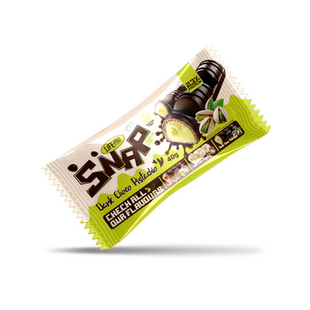 Barre protéinée Life Pro SNAP saveur chocolat noir pistache de 40 g, enrobée de chocolat avec cœur vert pistache mise en avant sur un emballage beige et vert fluo
