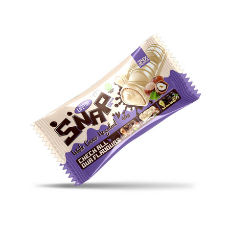 Barre Life Pro SNAP saveur chocolat blanc noisette avec enrobage blanc et fourrage noisette, présentée sur emballage beige et violet