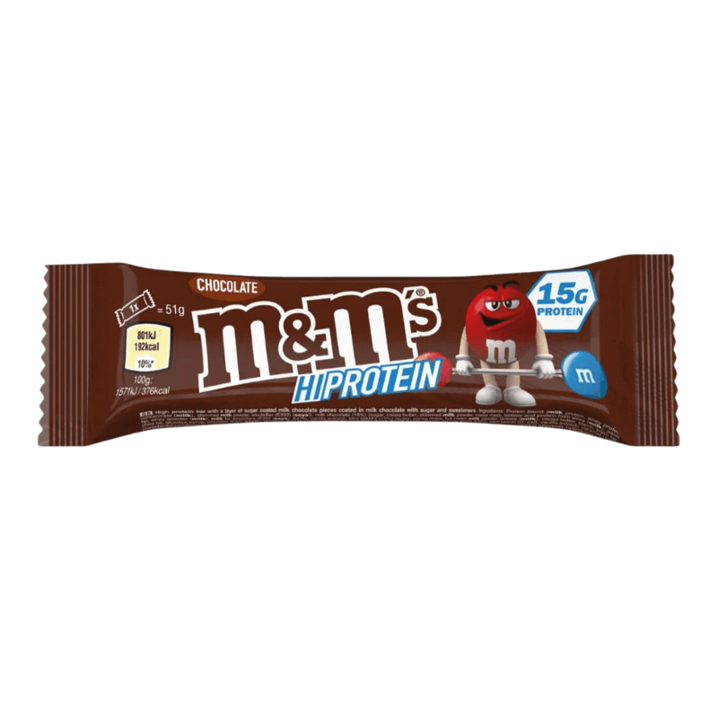 Barre protéinée M&M’s Hi Protein saveur chocolat en emballage marron avec la mascotte rouge soulevant une barre de musculation et mention 15 g de protéines