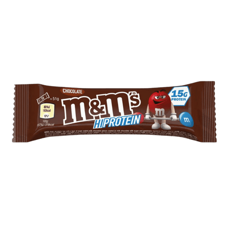Barre protéinée M&M’s Hi Protein saveur chocolat en emballage marron avec la mascotte rouge soulevant une barre de musculation et mention 15 g de protéines