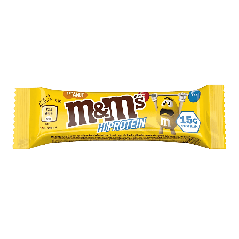 Barre protéinée M&M’s Hi Protein Peanut en emballage jaune avec la mascotte jaune tenant une barre de musculation et mention 15 g de protéines