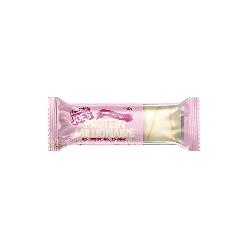 Barre Protein Millionaire Mountain Joe’s enrobée de chocolat blanc à la framboise dans un emballage rose pastel, mention high protein reduced sugar