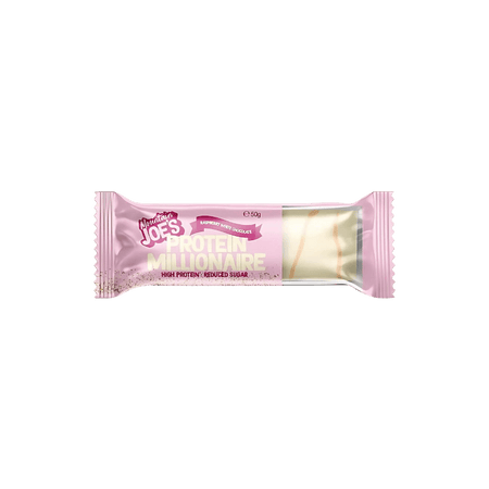 Barre Protein Millionaire Mountain Joe’s enrobée de chocolat blanc à la framboise dans un emballage rose pastel, mention high protein reduced sugar