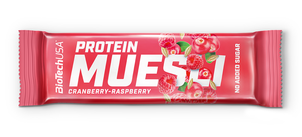 Barre Protein Muesli BiotechUSA saveur cranberry framboise dans un emballage rouge, orné de canneberges et framboises fraîches avec la mention no added sugar à droite