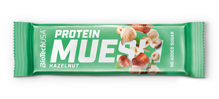 Barre Protein Muesli BiotechUSA saveur noisette dans un emballage vert, illustré de noisettes entières et décortiquées avec indication no added sugar sur le côté