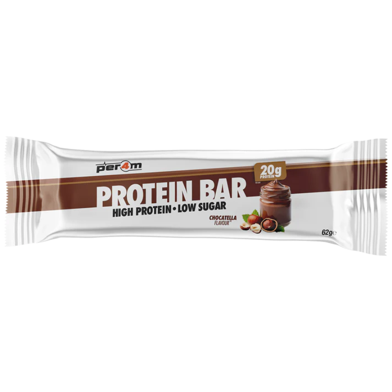 Barre protéinée Per4m saveur Chocatella 62 g, emballage blanc et marron indiquant 20 g de protéines, riche en protéines et pauvre en sucres avec visuel de pâte à tartiner chocolat-noisette