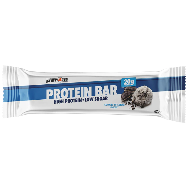 Barre protéinée Per4m saveur cookies and creme 62 g, emballage blanc et bleu mettant en avant 20 g de protéines et une faible teneur en sucres avec image de glace cookies and cream et biscuits au chocolat