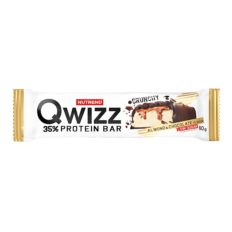 Barre Qwizz Nutrend 35% protéine saveur amande et chocolat enrobée de chocolat au lait, présentée sur emballage blanc et doré avec mention low sugar