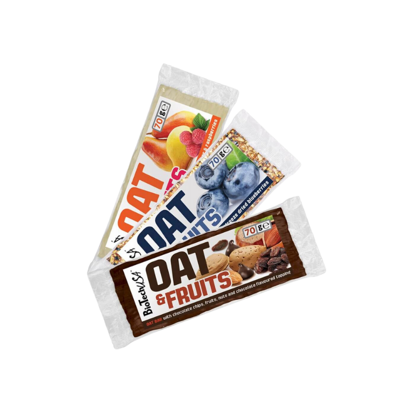 Assortiment de barres BiotechUSA Oat & Fruits 70 g avec emballages colorés aux saveurs pêche-framboise, myrtille et chocolat-noisettes posés en éventail sur fond blanc