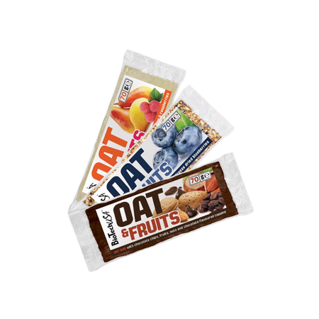 Assortiment de barres BiotechUSA Oat & Fruits 70 g avec emballages colorés aux saveurs pêche-framboise, myrtille et chocolat-noisettes posés en éventail sur fond blanc