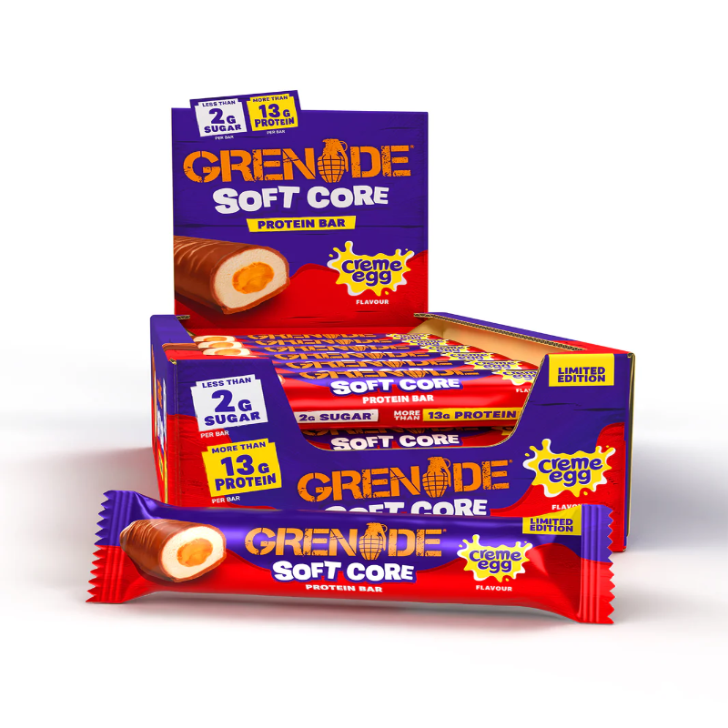 Boîte de barres protéinées Grenade Soft Core édition limitée goût Creme Egg, avec une barre emballée au premier plan
