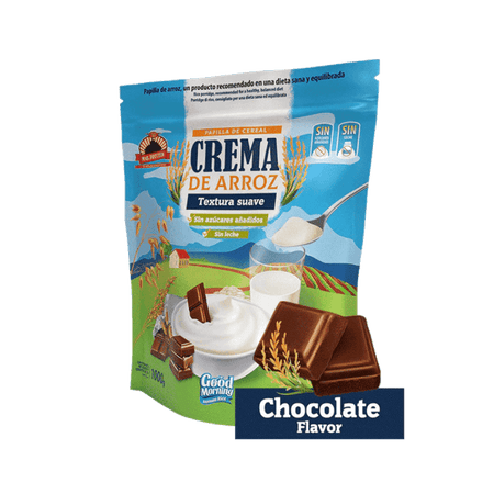 Sachet bleu de crème de riz Good Morning saveur chocolat avec bol de crème blanche, tablettes de chocolat et verre de lait sur fond de paysage champêtre