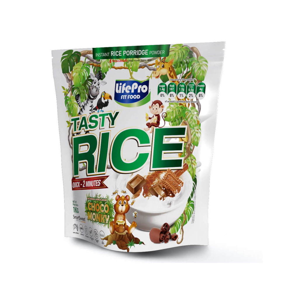 Sachet de crème de riz Life Pro Tasty Rice Choco Monky 1 kg décoré d’animaux de jungle et de morceaux de chocolat au-dessus d’un bol de porridge