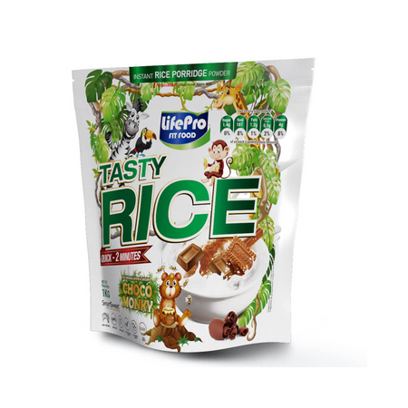 Sachet de crème de riz Life Pro Tasty Rice Choco Monky 1 kg décoré d’animaux de jungle et de morceaux de chocolat au-dessus d’un bol de porridge