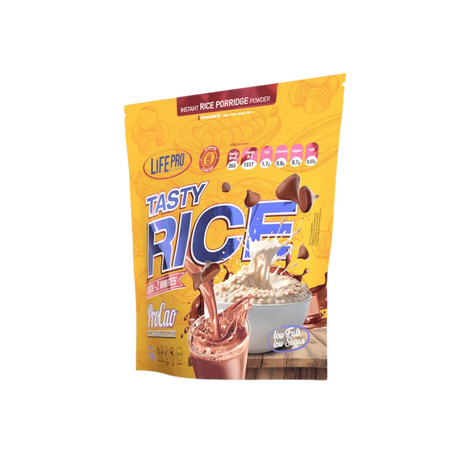Sachet orange de crème de riz Life Pro Tasty Rice ProCao 1 kg avec bol de porridge au chocolat et verre de cacao en avant-plan