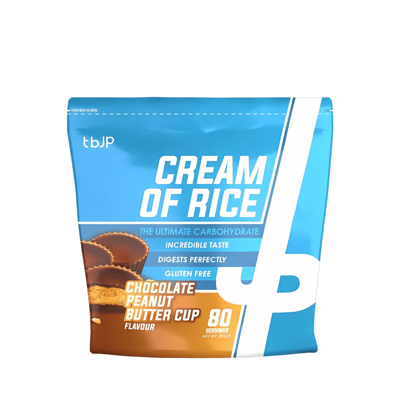 Sachet bleu de Cream of Rice TBJP saveur chocolat beurre de cacahuète avec coupes chocolatées fourrées au beurre de cacahuète en avant-plan