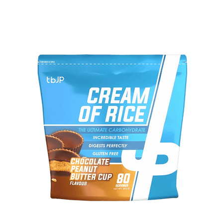 Sachet bleu de Cream of Rice TBJP saveur chocolat beurre de cacahuète avec coupes chocolatées fourrées au beurre de cacahuète en avant-plan