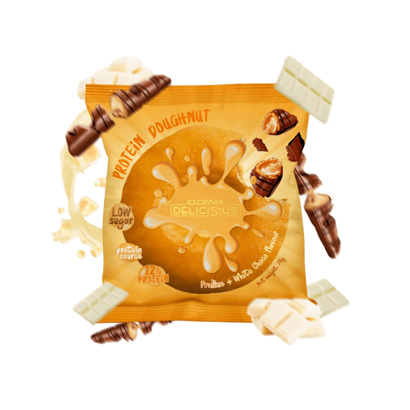 Donut protéiné IO.Genix Delicious couleur dorée avec nappage praliné chocolat blanc, entouré de morceaux de chocolat blanc et rouleaux pralinés, emballage jaune orangé low sugar