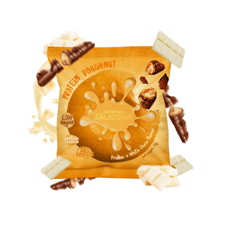 Donut protéiné IO.Genix Delicious couleur dorée avec nappage praliné chocolat blanc, entouré de morceaux de chocolat blanc et rouleaux pralinés, emballage jaune orangé low sugar