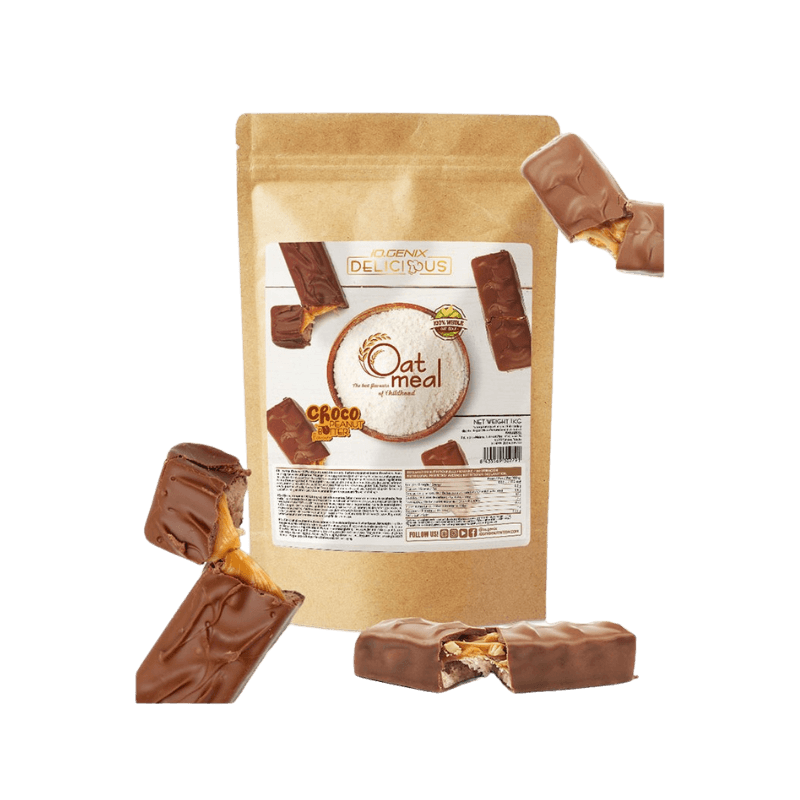 Sachet de farine d’avoine Iogenix Choco Peanuts entouré de barres chocolatées fourrées caramel et cacahuètes coupées en morceaux sur fond blanc