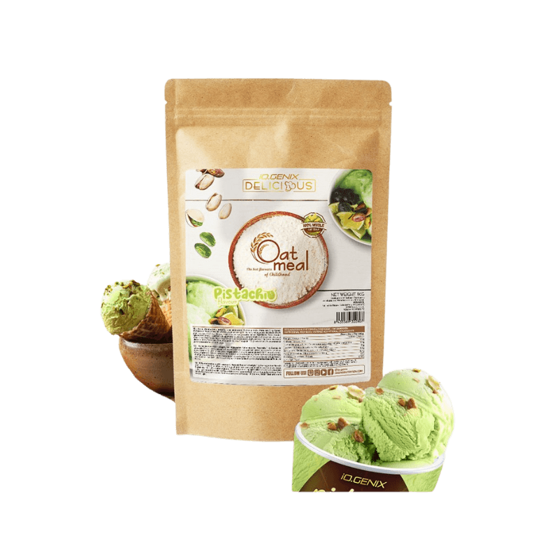 Sachet de farine d’avoine Iogenix saveur pistache accompagné de boules de glace vertes et de pistaches entières sur fond blanc