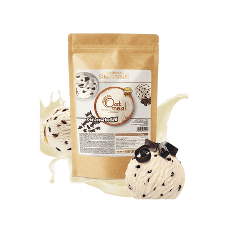Sachet de farine d’avoine Iogenix saveur stracciatella entouré de boules de glace vanille aux éclats de chocolat et d’éclaboussures de lait sur fond blanc