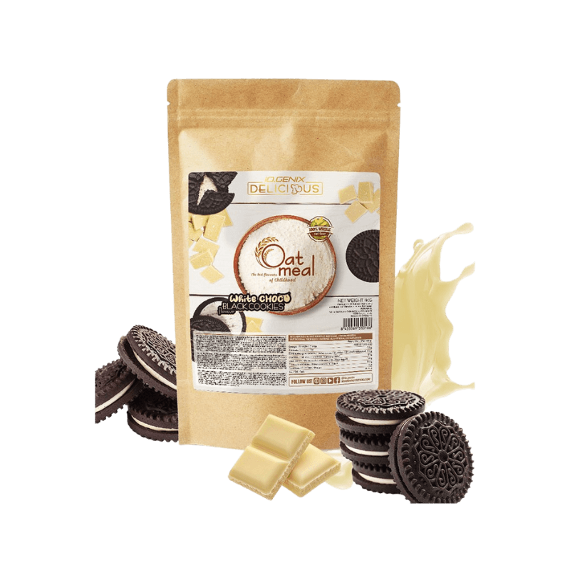 Sachet de farine d’avoine Iogenix White Choco Black Cookies entouré de biscuits sandwich cacao et de carrés de chocolat blanc avec éclaboussures de lait sur fond blanc