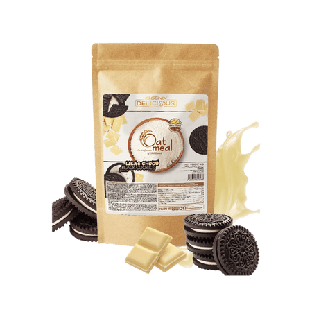Sachet de farine d’avoine Iogenix White Choco Black Cookies entouré de biscuits sandwich cacao et de carrés de chocolat blanc avec éclaboussures de lait sur fond blanc