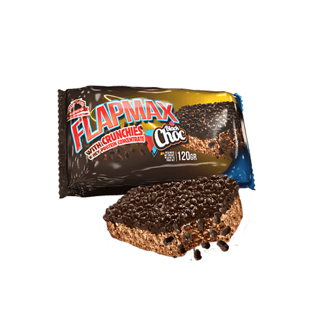 Barre Flapmax Black Choc 120 g avec enrobage chocolat noir croustillant et billes croquantes, présentée devant l’emballage noir et bleu sur fond blanc