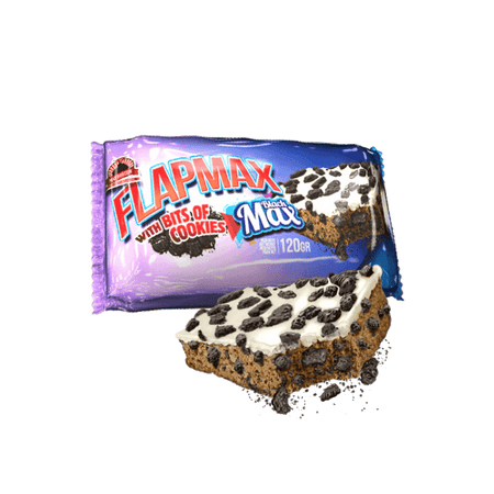 Barre Flapmax Black Max goût cookies and cream avec nappage blanc et éclats de biscuits noirs, posée devant l’emballage violet et bleu sur fond blanc