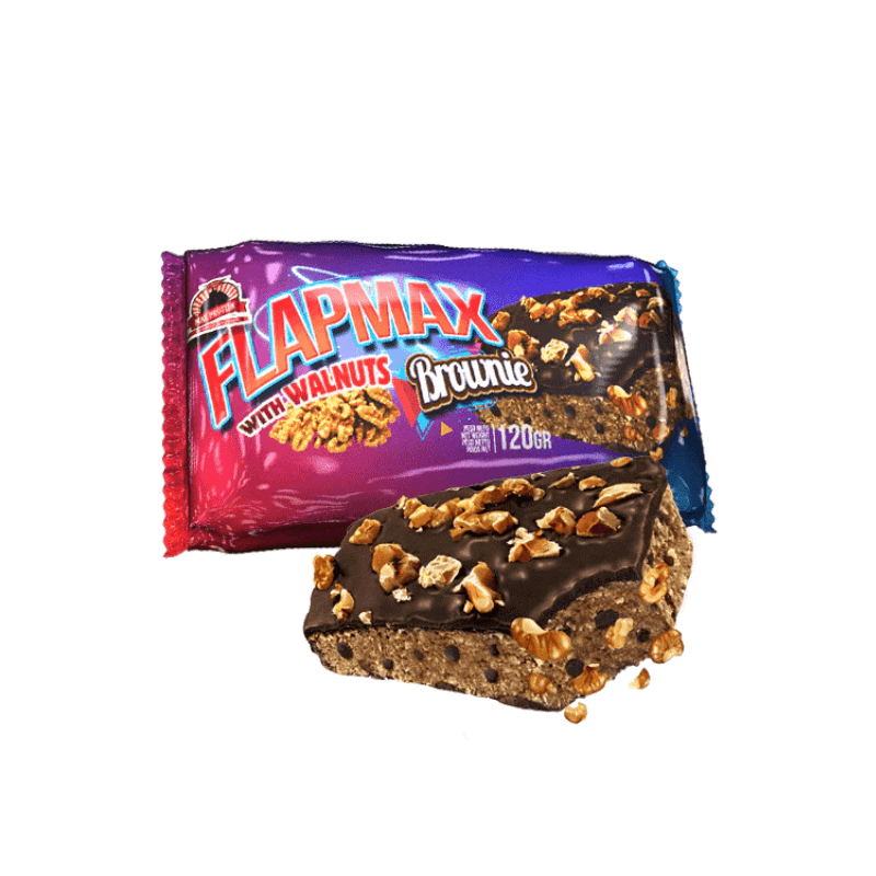 Barre Flapmax saveur brownie aux noix avec nappage chocolat et éclats de noix, posée devant l’emballage dégradé rouge et violet sur fond blanc