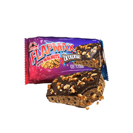 Barre Flapmax saveur brownie aux noix avec nappage chocolat et éclats de noix, posée devant l’emballage dégradé rouge et violet sur fond blanc