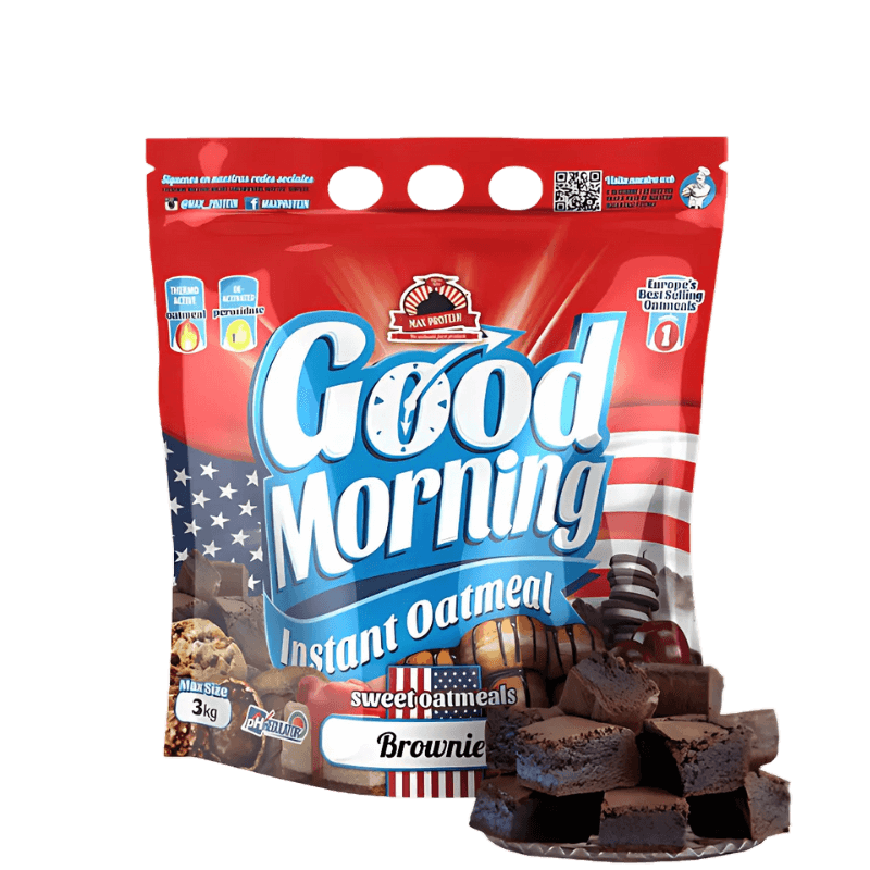 Sachet de flocons d’avoine instantanés Good Morning saveur brownie avec une assiette de cubes de brownie au chocolat au premier plan sur fond blanc