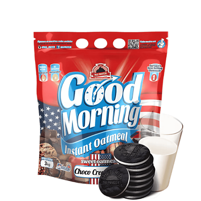 Sachet de flocons d’avoine instantanés Good Morning saveur choco cream accompagné de biscuits type sandwich cacao et de verres de lait sur fond blanc