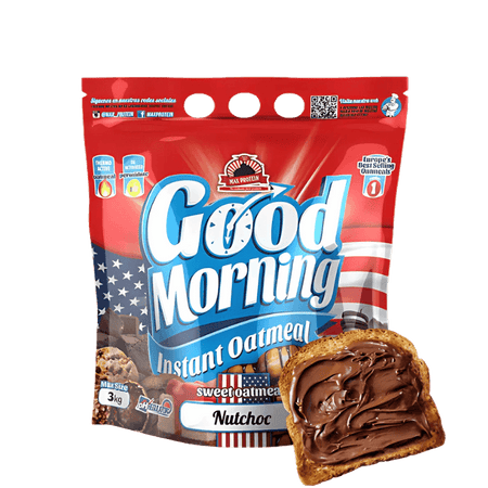 Sachet de flocons d’avoine instantanés Good Morning saveur nutchoc accompagné d’une tranche de pain tartinée de pâte à tartiner chocolat-noisette sur fond blanc