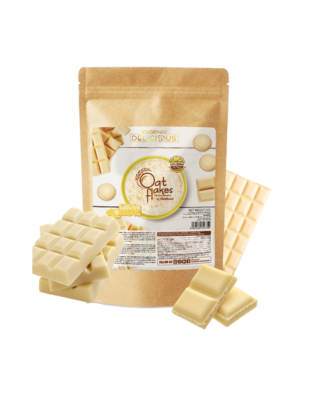 Sachet de flocons d’avoine IOGenix Delicious Oat Flakes saveur chocolat blanc entouré de tablettes et carrés de chocolat blanc sur fond blanc