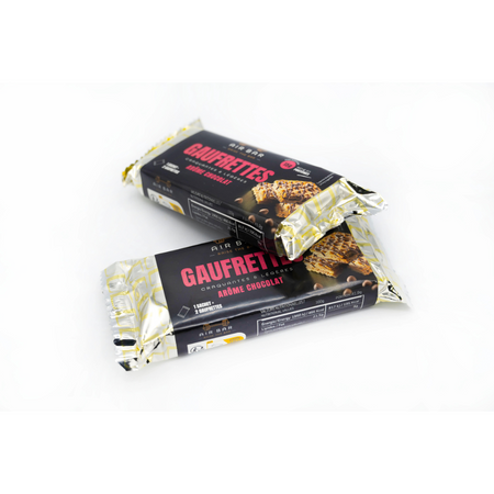 Deux paquets de gaufrettes protéinées Air Bar arôme chocolat, emballage noir avec lettrage rose et visuel de gaufrettes nappées de chocolat
