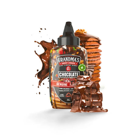 Bouteille de sirop chocolat Grandmas 0 calorie devant une pile de pancakes nappés et des morceaux de chocolat couverts de sirop
