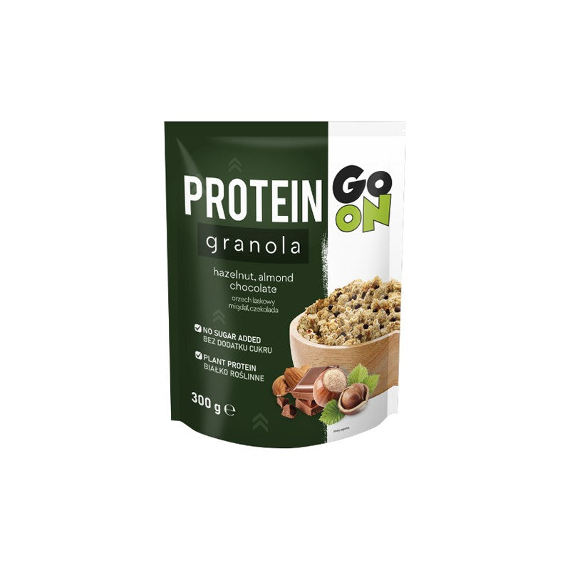 Sachet de granola protéiné Go On saveur noisette amande chocolat, source de protéines végétales sans sucres ajoutés, avec un bol de granola et des éclats de chocolat et noisettes sur fond blanc