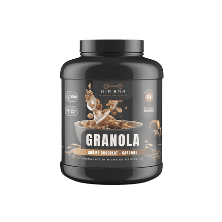 Gros pot noir de granola protéiné vegan Air Bar arôme chocolat caramel avec bol de céréales croustillantes et éclaboussures de lait